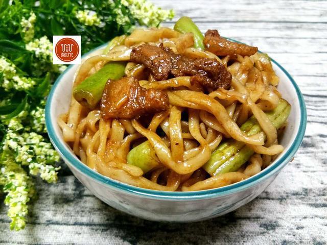 家常豆角燜面，這樣做軟糯咸香，不粘不黏，最好吃，最營養！ 