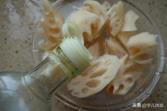 蓮藕排骨湯好喝有訣竅，這麼做，蓮藕軟糯滋補養生，全家吃不夠