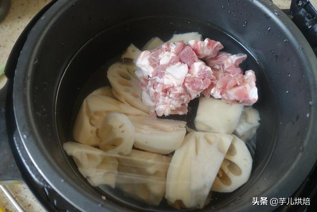 蓮藕排骨湯好喝有訣竅，這麼做，蓮藕軟糯滋補養生，全家吃不夠