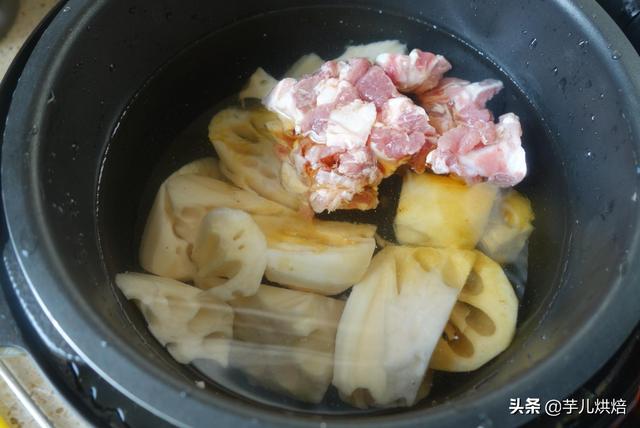 蓮藕排骨湯好喝有訣竅，這麼做，蓮藕軟糯滋補養生，全家吃不夠