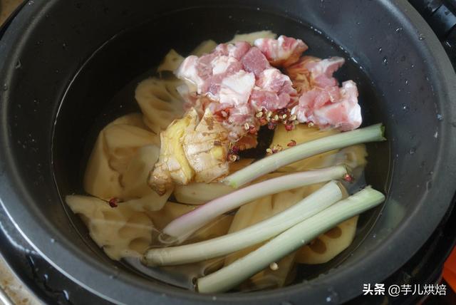 蓮藕排骨湯好喝有訣竅，這麼做，蓮藕軟糯滋補養生，全家吃不夠