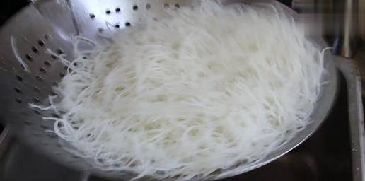 米粉好吃有秘訣，只需十分鐘，炒出的米粉香入味，味道一級棒！