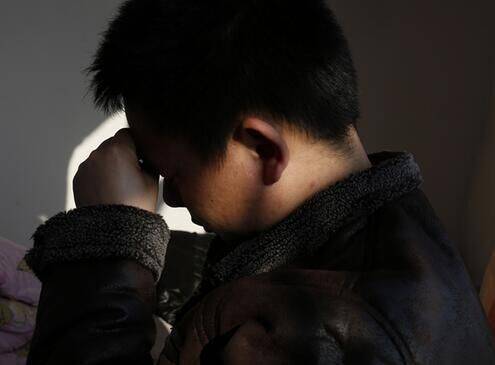 母親走了兒女回來奔喪，家中老狗卻一直對著床底一直叫，掀開一看淚流滿面！