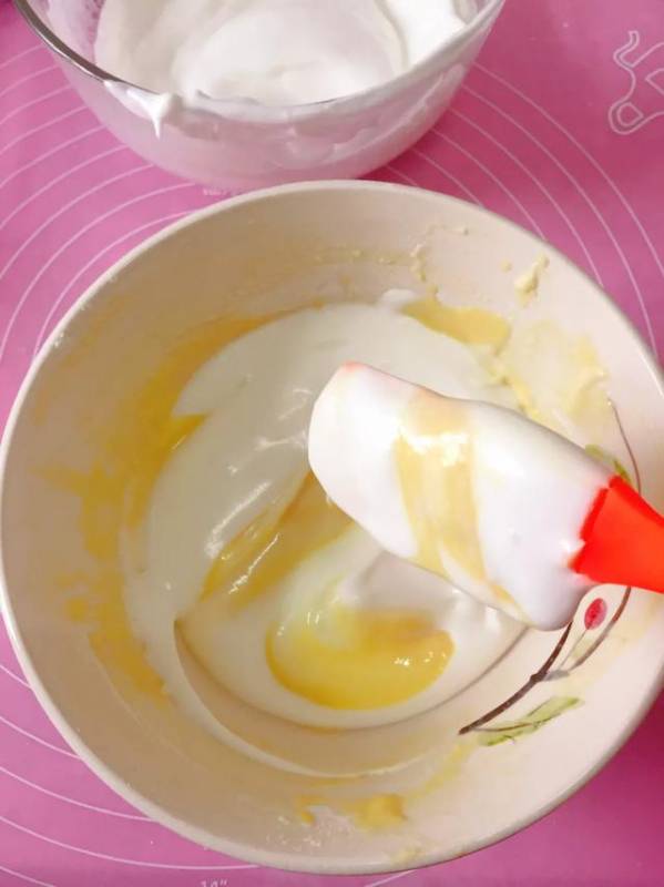 1碗麵粉，2個雞蛋，上鍋蒸一下，鬆軟香甜，好吃不上火，給孩子吃特別好！