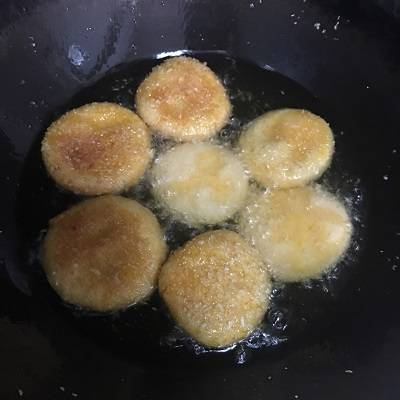超簡單「南瓜餅」，幾分鐘就上桌，每一個都香甜軟糯！