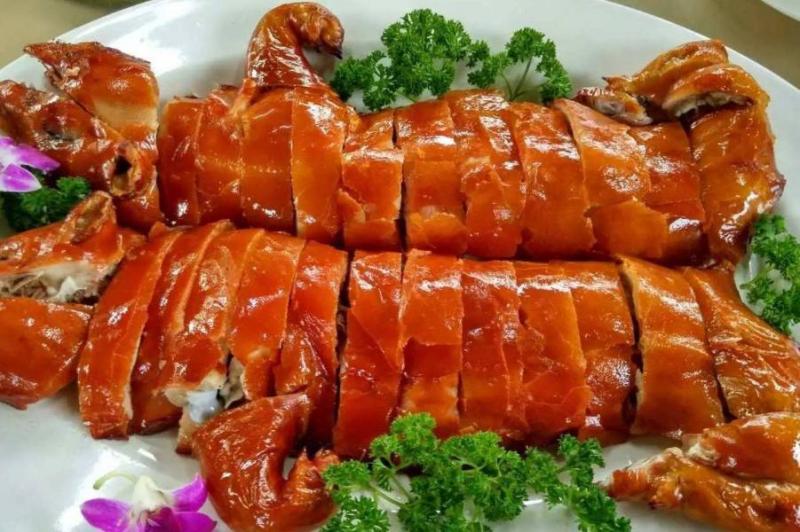 拜拜「忘買烤乳豬」　胖二哈「無奈趴地上」網笑：要咬橘子啊