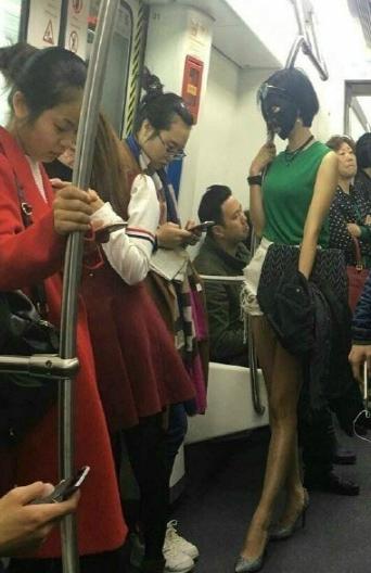 我老公在前面 , 能不這麼猴急唄 , 看到多不好