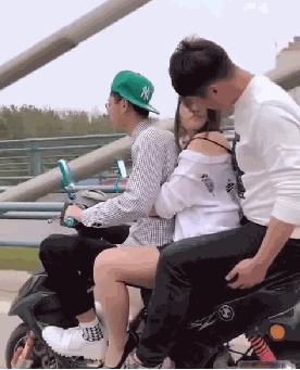 我老公在前面 , 能不這麼猴急唄 , 看到多不好