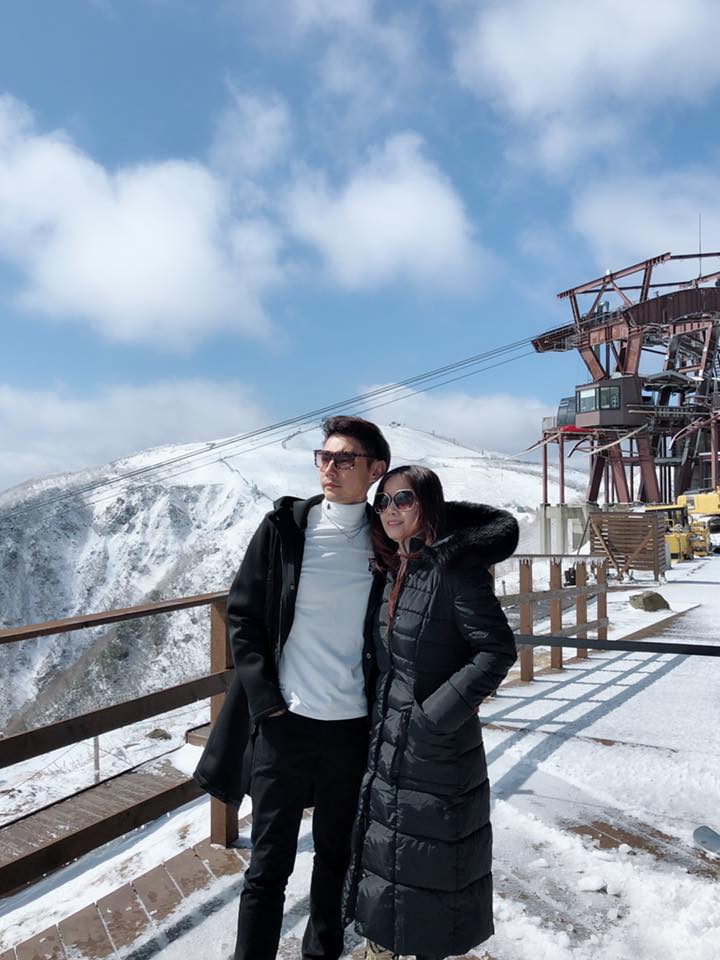 實現結婚承諾！包偉銘寵妻不手軟，過年「大撒50萬紅包」給家人，還帶老婆「環遊世界」羨煞眾人！ 