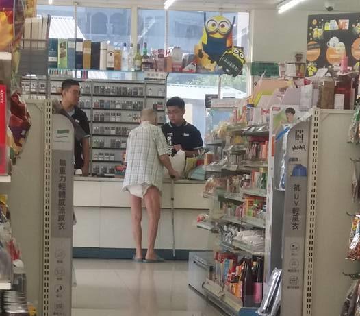 台南一失智老人走進超商，店員態度「差很大」。人品刻在眼裡，一件小事看透徹