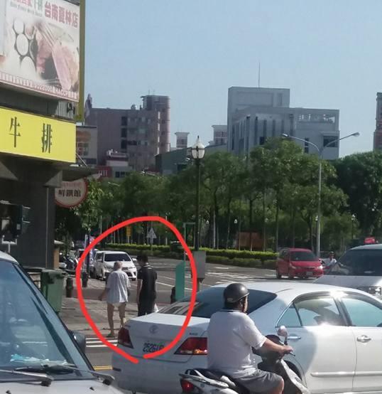 台南一失智老人走進超商，店員態度「差很大」。人品刻在眼裡，一件小事看透徹