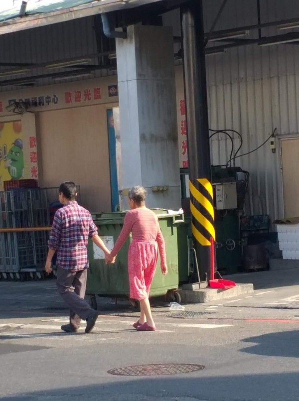 南投孝子天天牽88歲母散步！ 媽媽失智他溫柔提醒「我是你兒子」 多年甘之如飴「一天最幸福時光」