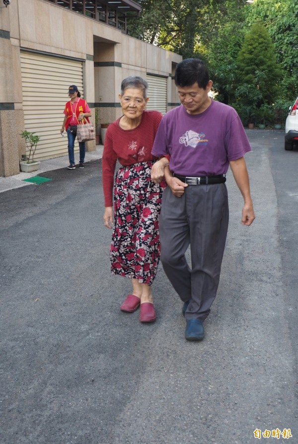 南投孝子天天牽88歲母散步！ 媽媽失智他溫柔提醒「我是你兒子」 多年甘之如飴「一天最幸福時光」