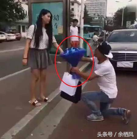 200萬賓士男當街向女子求婚，男友這時卻騎「電動車」來接她！她馬上狠狠打臉！