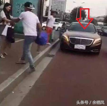 200萬賓士男當街向女子求婚，男友這時卻騎「電動車」來接她！她馬上狠狠打臉！