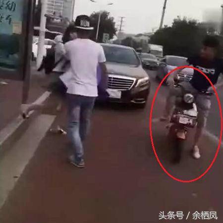 200萬賓士男當街向女子求婚，男友這時卻騎「電動車」來接她！她馬上狠狠打臉！