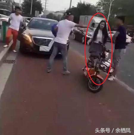 200萬賓士男當街向女子求婚，男友這時卻騎「電動車」來接她！她馬上狠狠打臉！
