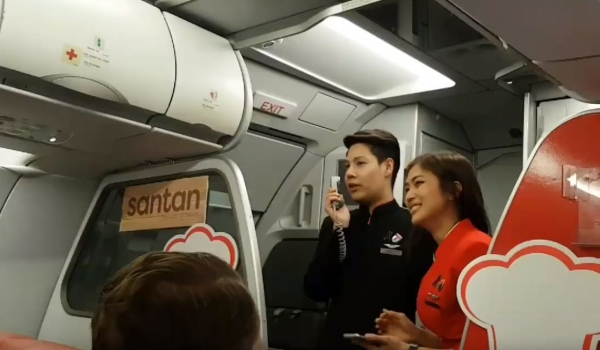 班機誤點整機，旅客超煩躁， 空服人員靈機一動上前「獻唱歌曲」安撫大家！沒想到一開口，大家都驚呆了！