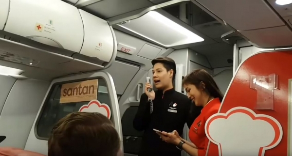 班機誤點整機，旅客超煩躁， 空服人員靈機一動上前「獻唱歌曲」安撫大家！沒想到一開口，大家都驚呆了！