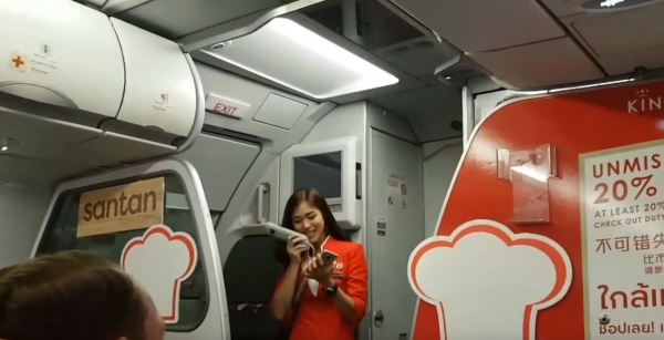 班機誤點整機，旅客超煩躁， 空服人員靈機一動上前「獻唱歌曲」安撫大家！沒想到一開口，大家都驚呆了！