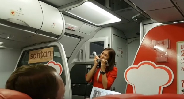 班機誤點整機，旅客超煩躁， 空服人員靈機一動上前「獻唱歌曲」安撫大家！沒想到一開口，大家都驚呆了！