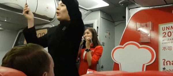 班機誤點整機，旅客超煩躁， 空服人員靈機一動上前「獻唱歌曲」安撫大家！沒想到一開口，大家都驚呆了！