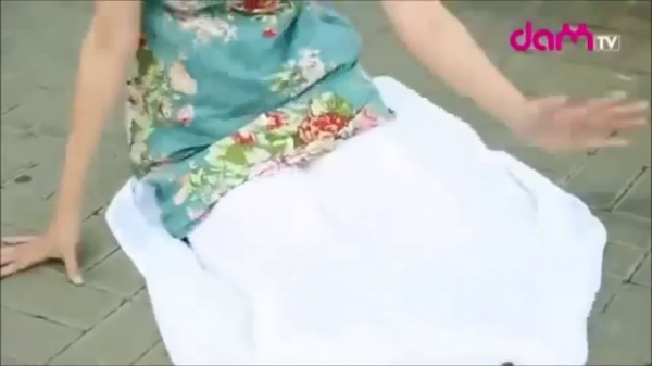 妙齡女子突然坐在大街上，任何人上前關心都不理會!看到最後直接笑到噴淚!