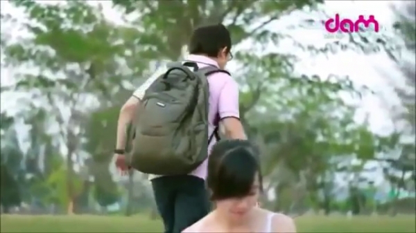 妙齡女子突然坐在大街上，任何人上前關心都不理會!看到最後直接笑到噴淚!