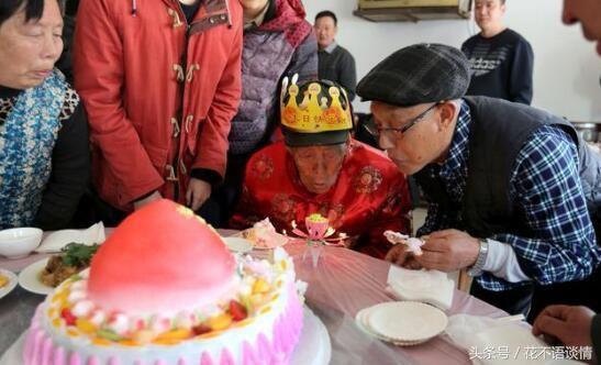 我媽過生日，未婚夫來吃飯，弟弟不停踢我腳，低頭一看，我不嫁了！ 