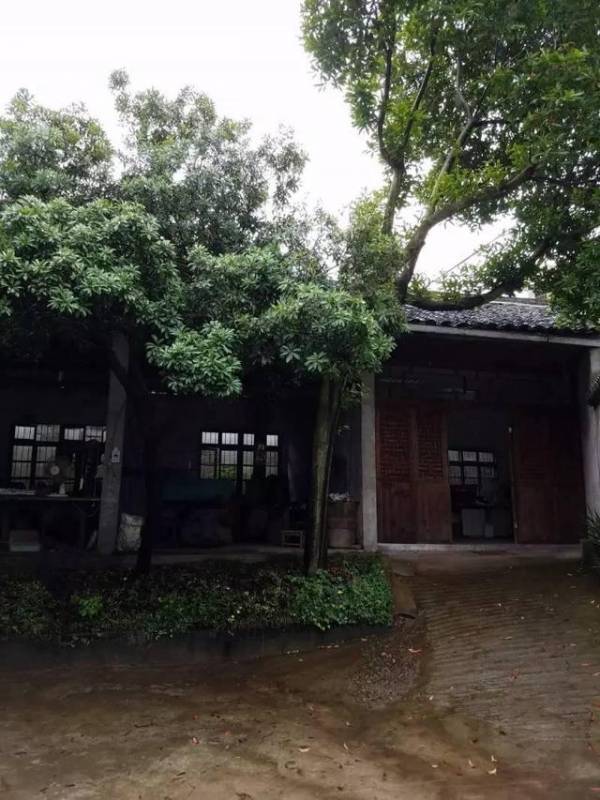 他造的三把劍，一把賣出高價，一把開創歷史，一把為金庸所邀 