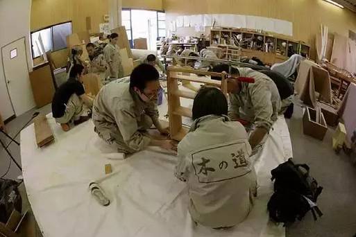 無論男女一律剃寸頭！禁止員工戀愛、玩手機，8年零假期！這家34人的小作坊還年入11個億！