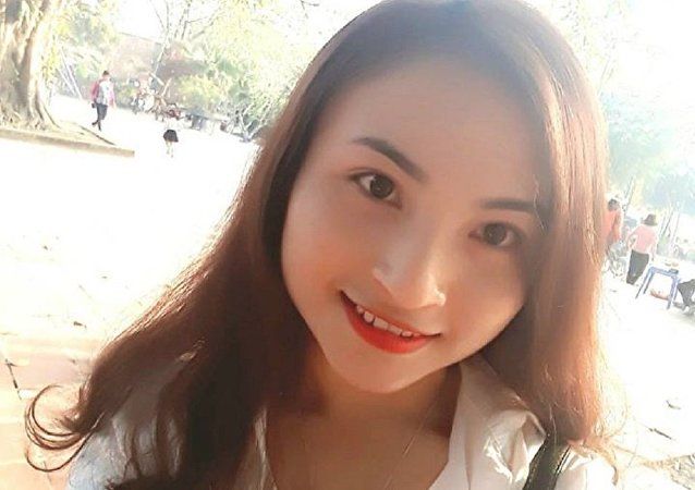 乖巧懂事的美緣在菜市場上跟母親一起買雞，希望能早點收工回家吃飯