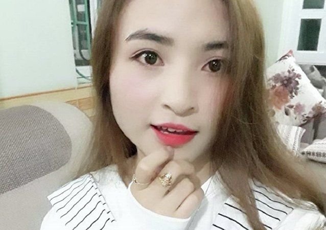 乖巧懂事的美緣在菜市場上跟母親一起買雞，希望能早點收工回家吃飯