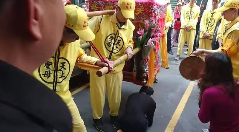 白沙屯媽祖沒去他家！彰化哥不滿「直接離隊走人」，1小時後「神秘阿公敲門說話」他嚇翻道歉!