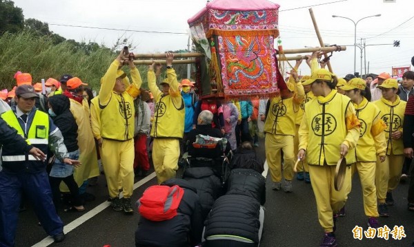 白沙屯媽祖沒去他家！彰化哥不滿「直接離隊走人」，1小時後「神秘阿公敲門說話」他嚇翻道歉!