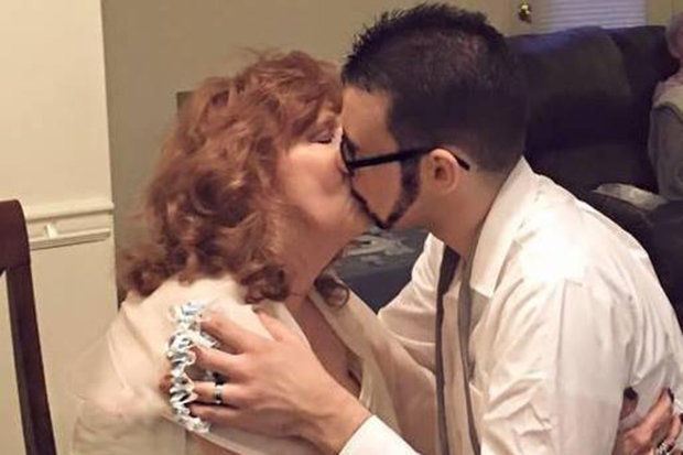 19歲少年的「前女友」79歲...如今他娶了72歲嬤！新婚夜沒讓對方失望：生活超美好！