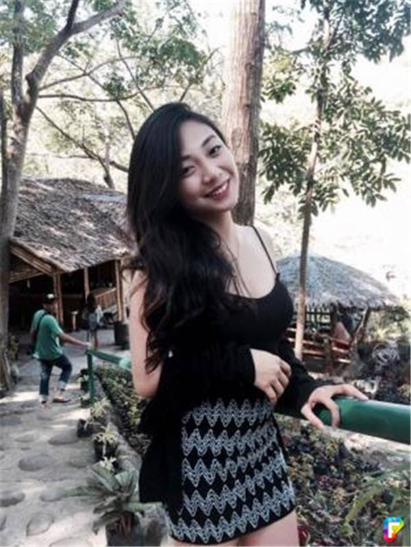 21歲火辣女老師燦爛笑容讓人融化，但是看到「30cm床伴」男生都冒冷汗！