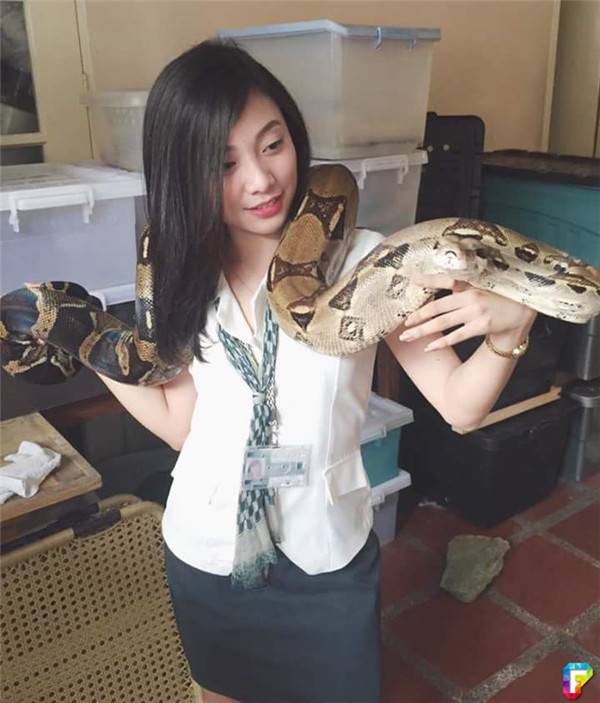 21歲火辣女老師燦爛笑容讓人融化，但是看到「30cm床伴」男生都冒冷汗！