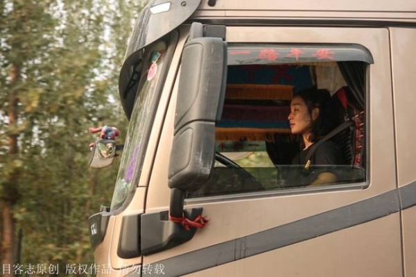 正妹在自己開的卡車後面貼上「徵婚啟事」：我養你，只要你給我愛情！
