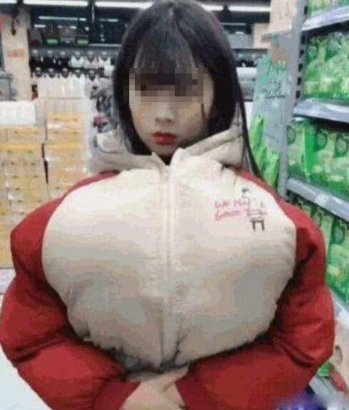 【我脫下讓你檢查！】「巨～乳」少女逛超市被當小偷，打開拉鏈『2粒大波波』蹦出來！