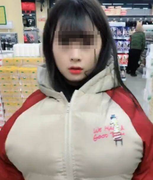 【我脫下讓你檢查！】「巨～乳」少女逛超市被當小偷，打開拉鏈『2粒大波波』蹦出來！