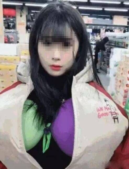 【我脫下讓你檢查！】「巨～乳」少女逛超市被當小偷，打開拉鏈『2粒大波波』蹦出來！