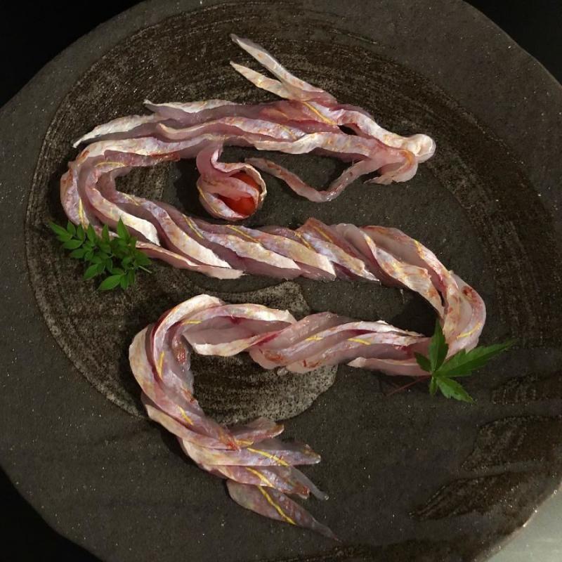 廚師把生魚片變成夢幻畫作！《小美人魚》「光澤鮭魚長髮」讓人又餓又捨不得吃啊