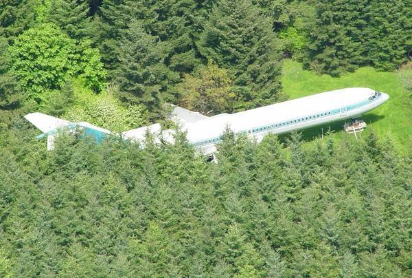 超狂爺爺「砸300萬買噴射機」一住20年　內裝成豪宅得意：沒房子比這更安全 - 爆新聞