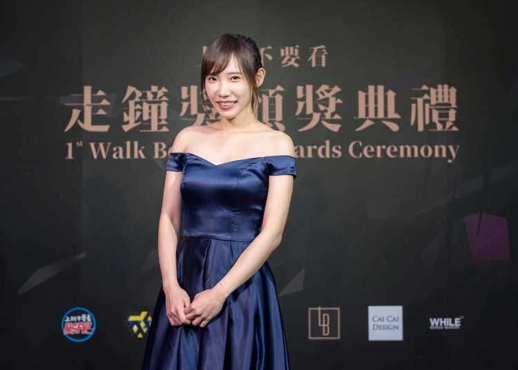走鐘獎太精彩！關關「上下重點全露」尺度大…「紅毯5美」是她們整粒端出：不知看哪裡