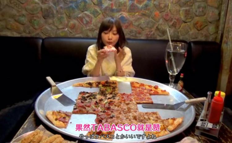 美女大胃王「挑戰82吋披薩」瞬間掃光光　鏡頭拉近後「水杯穿幫了」網傻：難怪吃得完！