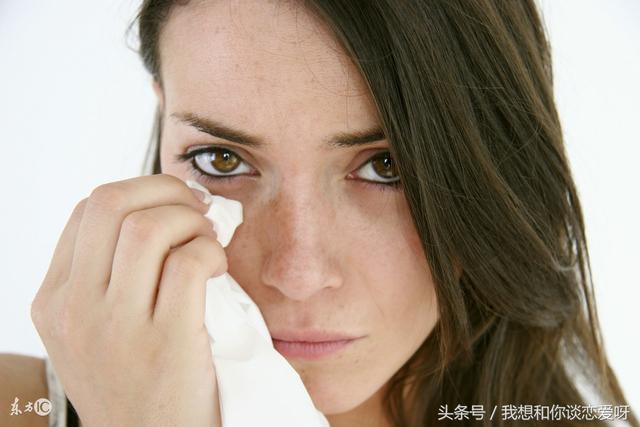 我常「偷給娘家寄錢」不敢告訴老公！有一天婆婆「發錯訊息」看了忍不住哭出來