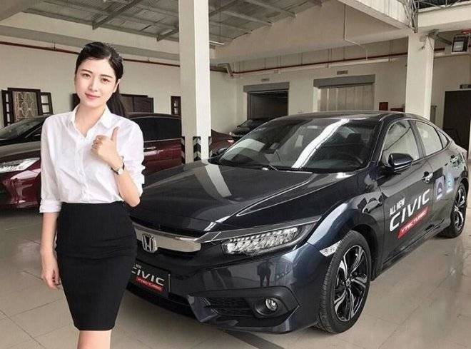  .HONDA女業務穿黑窄裙賣車！非常有型，車主暴動：每天賀成交