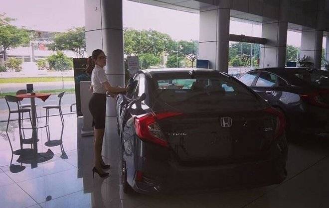  .HONDA女業務穿黑窄裙賣車！非常有型，車主暴動：每天賀成交