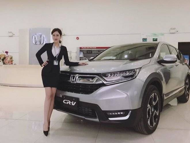  .HONDA女業務穿黑窄裙賣車！非常有型，車主暴動：每天賀成交